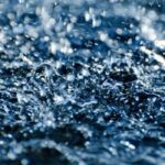 Dlaczego po deszczu na powierzchni szyb okiennych obserwujemy krople wody?